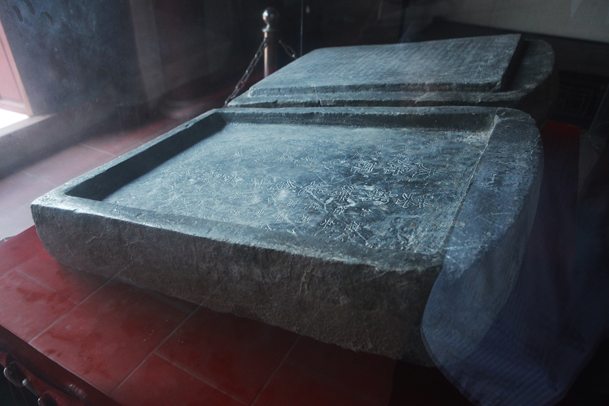 Ba diềm cạnh của bia khắc chìm họa tiết hoa dây cuốn. Diềm trên khắc chữ khổ to, nét kép dòng chữ “Thái Bảo Giáp phủ quân mộ chí”.