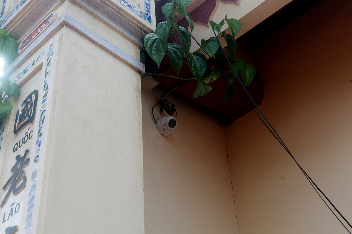 “Bảo vật” nằm trong đền thờ Trạng nguyên Giáp Hải cùng thân phụ của ông. Việc trông coi cổ vật do Chi hội Người cao tuổi và đích thân Trưởng thôn Đồi Cốc đảm nhiệm. Ngoài cử người trông coi, người dân còn lắp thêm “mắt thần” giám sát ngày đêm phòng mất trộm