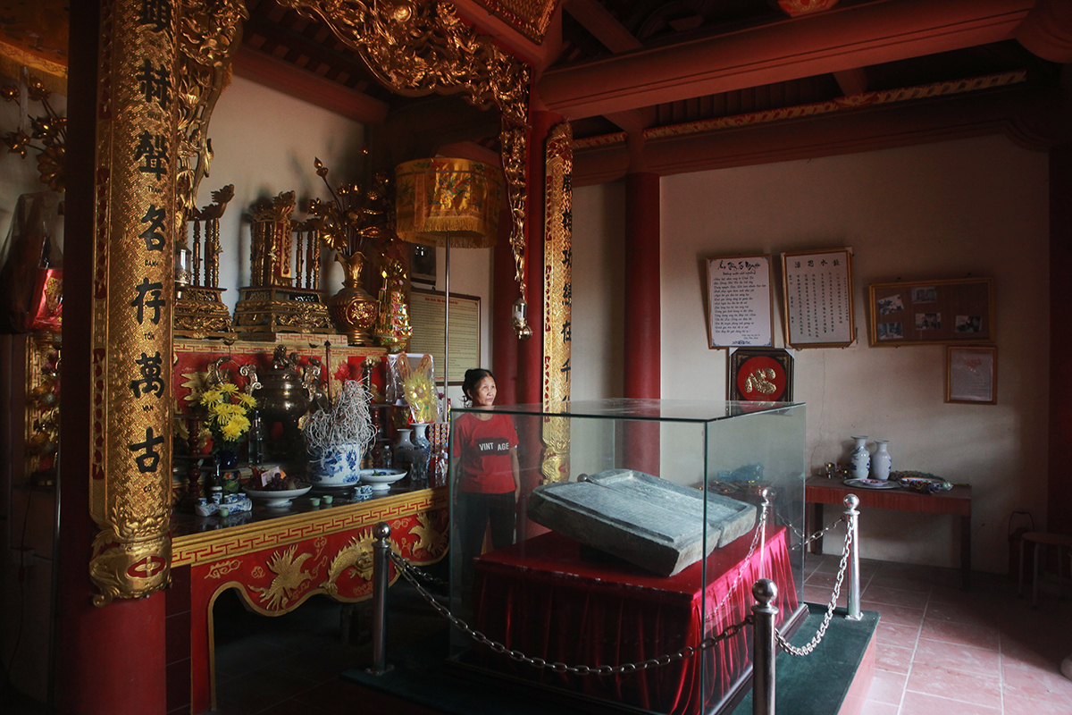 Bia hộp đá thời Mạc được các nghệ nhân dân gian xưa sử dụng liên hoàn các kỹ thuật thủ công thô sơ, kỹ thuật xẻ đá, mài, chạm khắc chữ và hoa văn không cầu kỳ. Chữ trên bia là kiểu chữ khải, đường nét mảnh, khắc nông. Tuy vậy những họa tiết hoa văn và nghệ thuật khắc chữ đã đạt đến độ tinh xảo thường gặp ở các tác phẩm điêu khắc đá thời Mạc. Bia được khắc vào ngày 26 tháng 12 năm Kỷ Dậu niên hiệu Cảnh Lịch thứ 2 (1549).