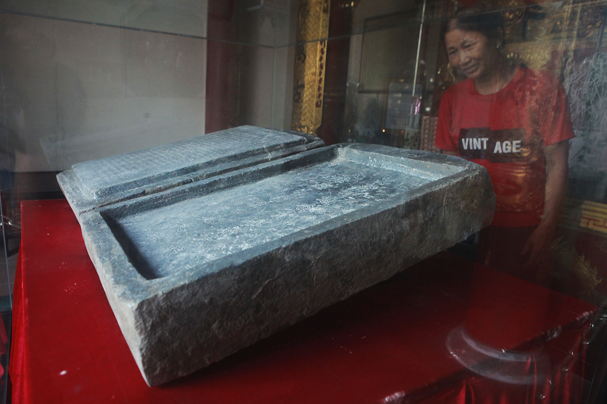 Bia đá hình hộp được bảo quản trong tủ kính cường lực, đai kim loại trang trí, đặt trang trọng giữa đền. Mùng một, ngày rằm hằng tháng, Hội Người cao tuổi thôn và bà con đến thắp hương tưởng nhớ các bậc tiền nhân.