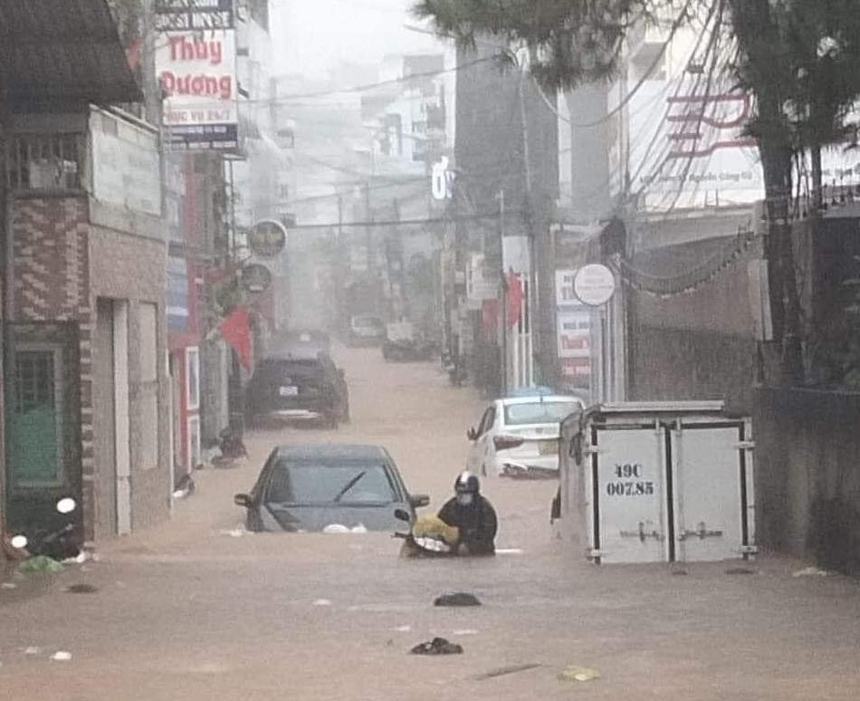 Ngày 1/9, cơn mưa nặng hạt đổ xuống TP Đà Lạt (Lâm Đồng) khiến nhiều tuyến đường, cửa hàng và nhà dân bị ngập nặng sâu trong nước.