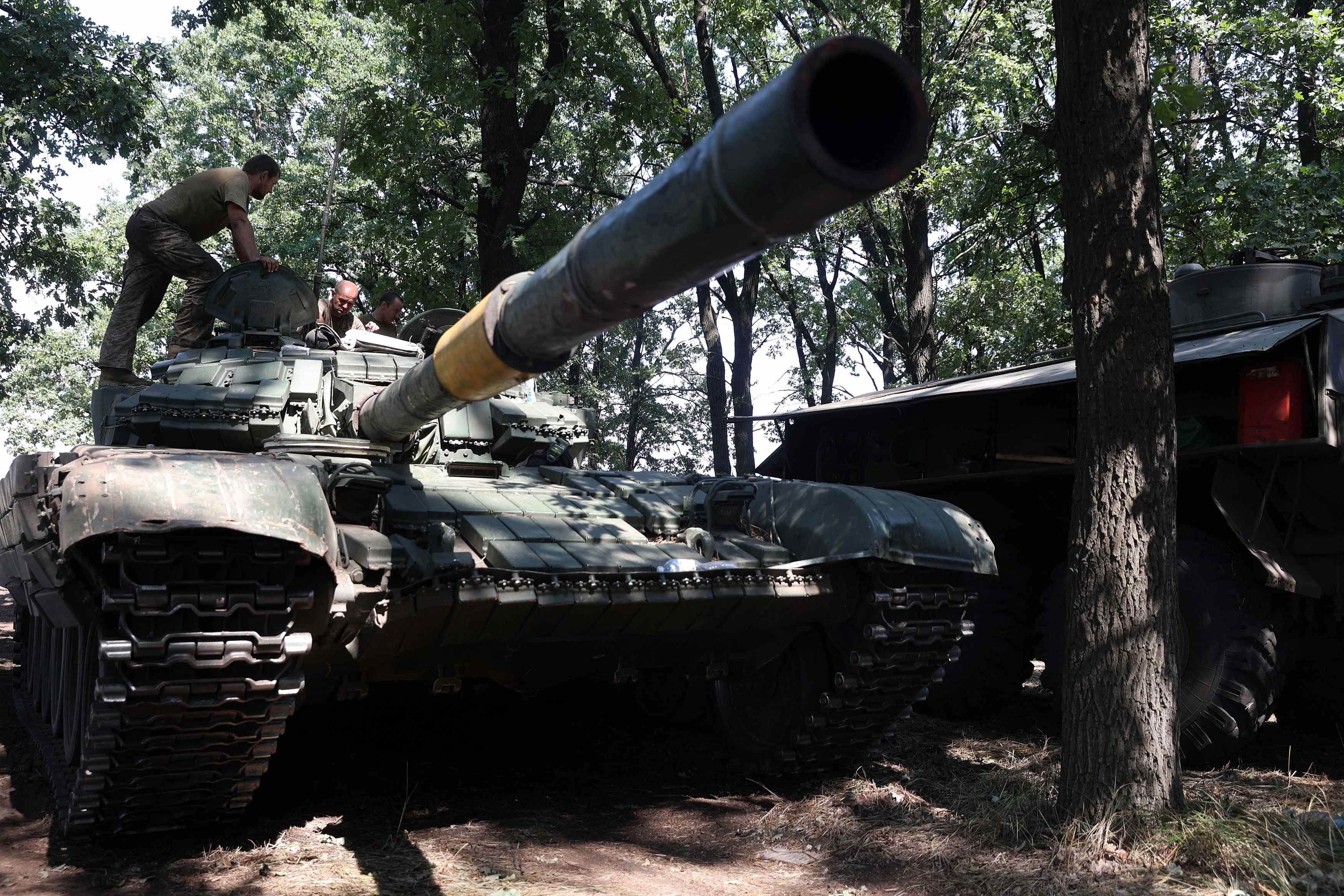 Binh sĩ Ukraine trên xe tăng (ảnh: CNN)