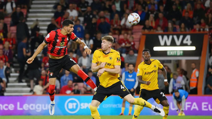 Dominic Solanke bật cao đánh đầu nhưng không thể ghi bàn cho Bournemouth