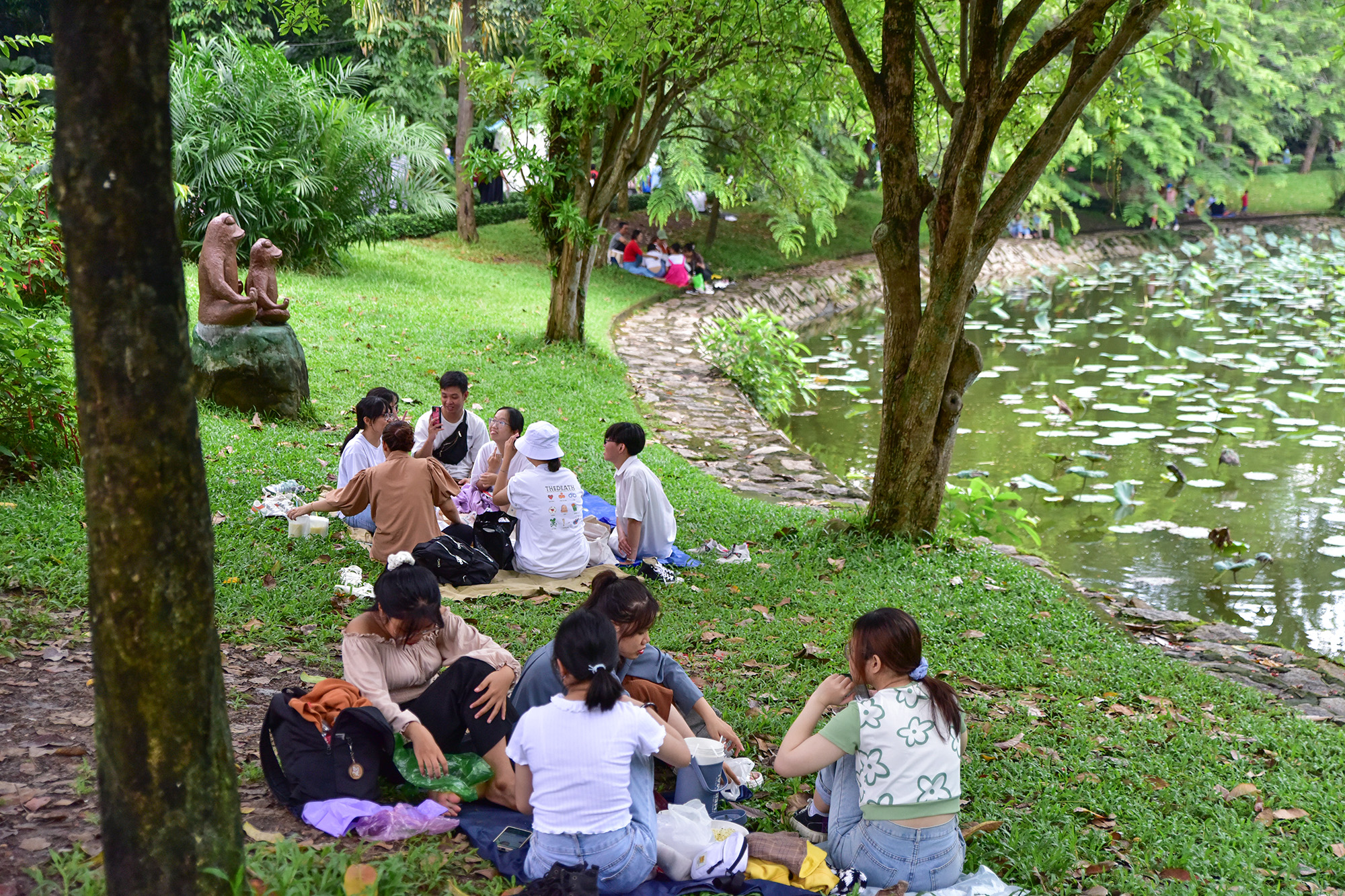 Đến gần giữa trưa, các khu vực bên trong sở thú càng đông người đến vui chơi. Đây cũng là thời điểm nhiều gia đình, nhóm bạn tìm đến những nơi có bóng mát, bên hồ để trải lều bạt nghỉ ngơi, ăn uống dã ngoại.