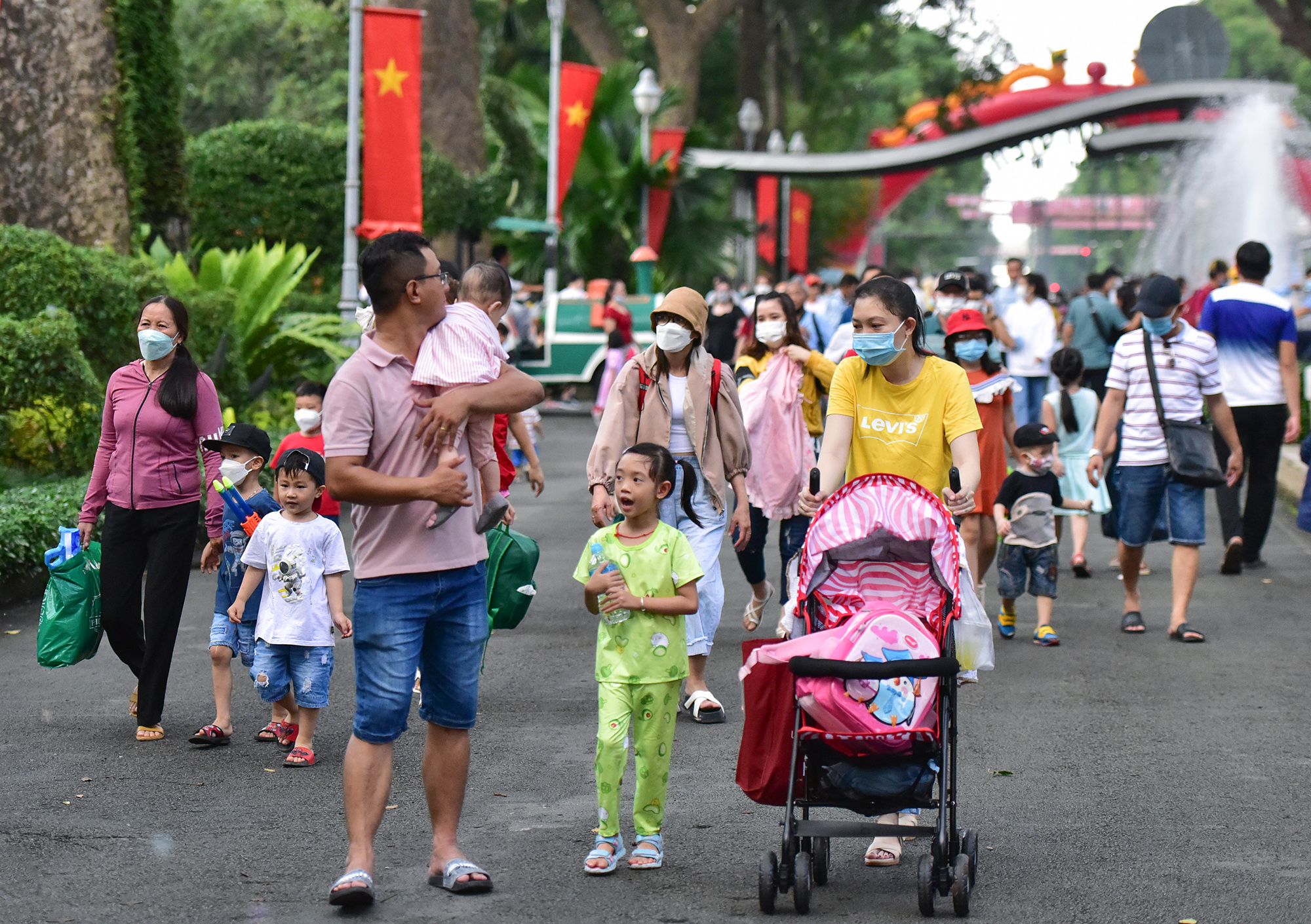 Rất nhiều gia đình mang theo trẻ nhỏ, lều, bạt, đồ ăn để vừa tham quan, vui chơi, ăn uống. “Đợt nghỉ hè vừa rồi cả gia đình đi chơi xa dài ngày rồi nên dịp lễ này cho các cháu vui chơi sở thú một ngày, tận hưởng không khí thoáng mát để chuẩn bị bước vào năm học mới” anh Nguyễn Trọng Quý, ngụ quận Tân Bình cho hay.