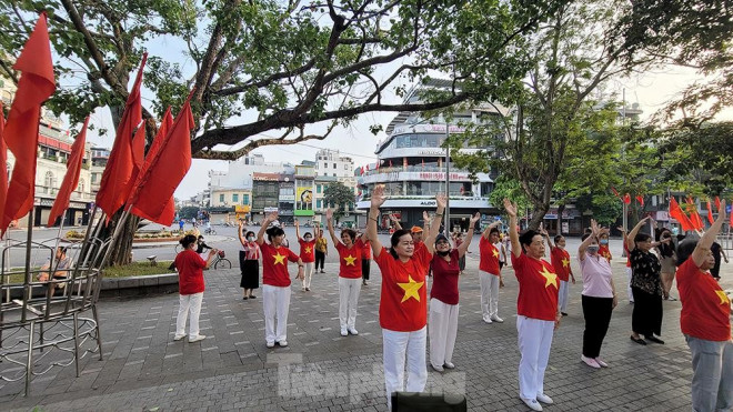 Không khí tại Hà Nội vô cùng mát mẻ, phù hợp cho người dân dạo chơi cũng như thể dục rèn luyện sức khỏe trong dịp nghỉ lễ kéo dài 4 ngày.