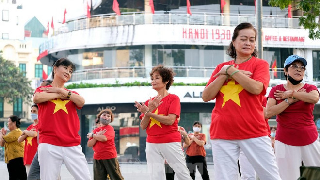 Cô Khanh (nhà ở ngõ Phất Lộc) sáng nay cùng toàn thể câu lạc bộ thể dục buổi sáng của người cao tuổi đã mặc áo cờ đỏ sao vàng tập thể dục bên hồ Hoàn Kiếm.
