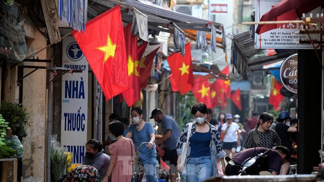 Trong ánh nắng nhẹ của ngày đầu tháng 9, có dịp đi một vòng trung tâm Hà Nội, chúng ta sẽ được chiêm ngưỡng nhiều góc độ khác nhau về một Thủ đô dấu yêu vừa thân quen mà khác lạ, vừa hiện đại mà rất đỗi yên bình.