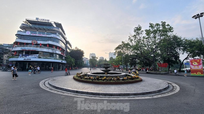 Đài phun nước cạnh hồ Hoàn Kiếm.