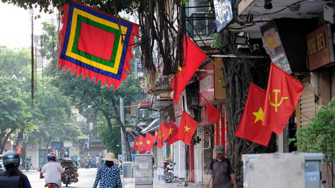 Phố phường êm ả, rợp cờ đỏ sao vàng, cuộc sống như chậm lại để gợi nhớ một Hà Nội xưa.