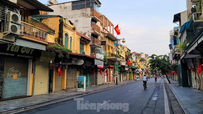 Phố cổ Hà Nội tĩnh lặng trong buổi sáng 2/9, hình ảnh trái ngược hoàn toàn vào những ngày thường.