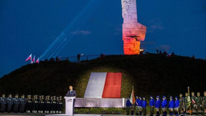 Tổng thống Ba Lan Andrzej Duda phát biểu trong buổi lễ kỷ niệm 81 năm ngày Chiến tranh thế giới thứ hai bùng nổ tại Đài tưởng niệm Westerplatte ở thành phố Gdansk (Ba Lan) ngày 1-9-2020. Ảnh: REUTERS