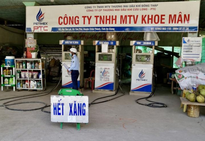 Một cửa hàng xăng dầu ở An Giang thông báo hết xăng.