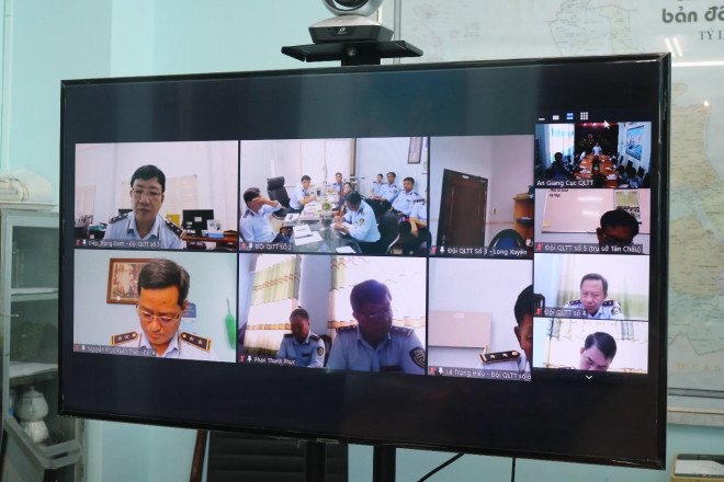 Các Đội họp trực tuyến báo cáo tình hình giám sát kinh doanh xăng dầu trên địa bàn quản lý.