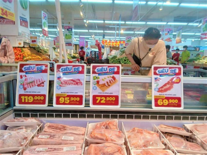 Thịt heo đông lạnh bày bán ở siêu thị. ẢNH: TÚ UYÊN