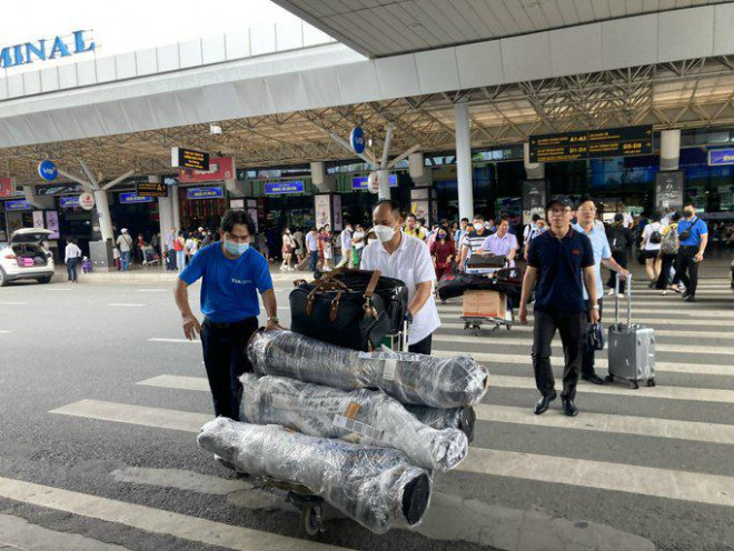 Sáng 2-9 khách đến sân bay Tân Sơn Nhất nhộn nhịp nhưng không quá đông, không ùn tắc