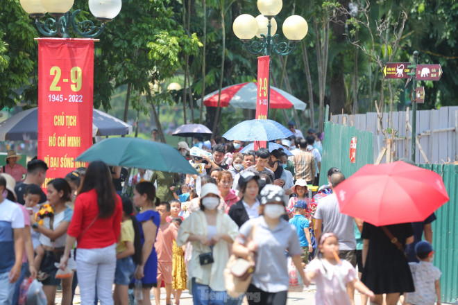 Kỳ nghỉ lễ Quốc khánh năm nay kéo dài 4 ngày, vì vậy nhiều gia đình ở Thủ đô và khu vực lân cận đã tập trung tới công viên Thủ Lệ để vui chơi.