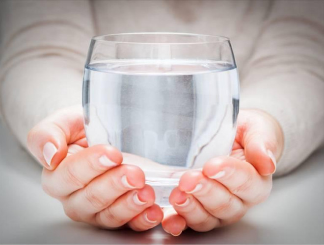 Nếu sau khi uống nước mà xuất hiện 4 dấu hiệu bất thường này thì bạn nên đi kiểm tra càng sớm càng tốt - 1