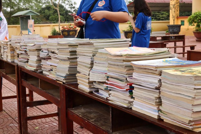 Những cuốn sách được đóng góp vào thư viện Trang Hoa, sẵn sàng thực hiện nhiệm vụ trao gửi tri thức đến các bạn học sinh. (Ảnh: Facebook Trang Hoa)