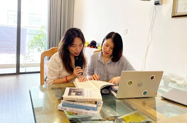 Hà Trang và Thu Hoài trong một lần thu âm cho Trạm Radio. (Ảnh: FBNV)