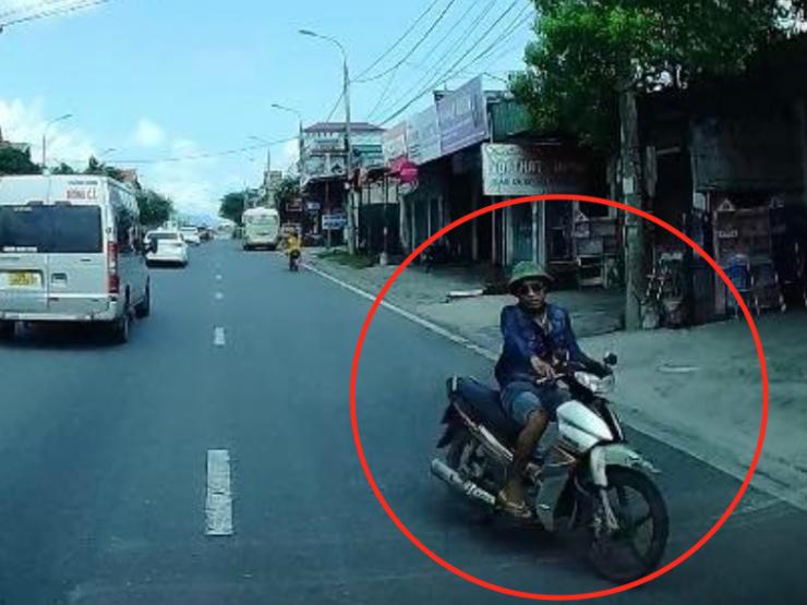 Clip: “Quái xế” đội mũ cối phóng xe máy đánh võng gây phẫn nộ