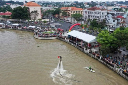 Tin tức trong ngày - Tối 2/9, bến Bạch Đằng Bình Dương diễu hành ‘hạm đội 9’ kèm pháo hoa tầm thấp
