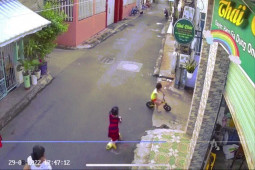 Phi thường - kỳ quặc - Video: Bé gái phóng xe scooter phản xạ nhanh như chớp khiến dân mạng ngỡ ngàng