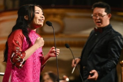 Nhạc - Con gái Mỹ Linh xúc động hát "Sống như những đóa hoa" tại "Điều còn mãi" 2022