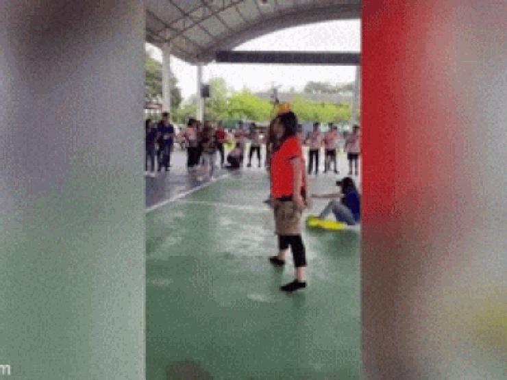 Media - Clip: Các thí sinh "uốn éo", đọ tài mặc quần không dùng tay