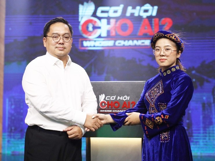 Giải trí - Chưa tốt nghiệp Đại học, cô gái Nùng 22 tuổi được chốt lương 20 triệu/tháng