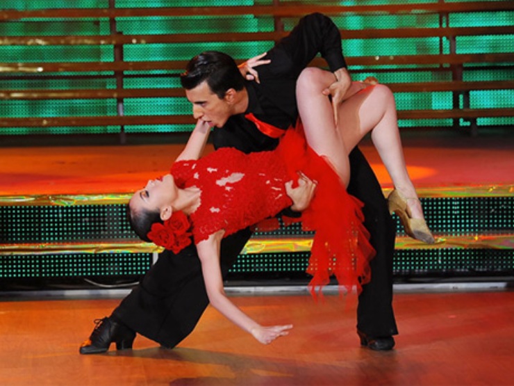 Giải trí - Yến Trang từng bị chấn thương lưng, không thể tự mặc quần áo