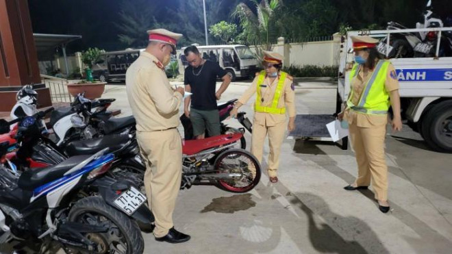 Phòng CSGT Công an tỉnh Bình Định vừa ra quân "tóm gọn" nhóm đua xe trái phép gồm 42 "quái xế"