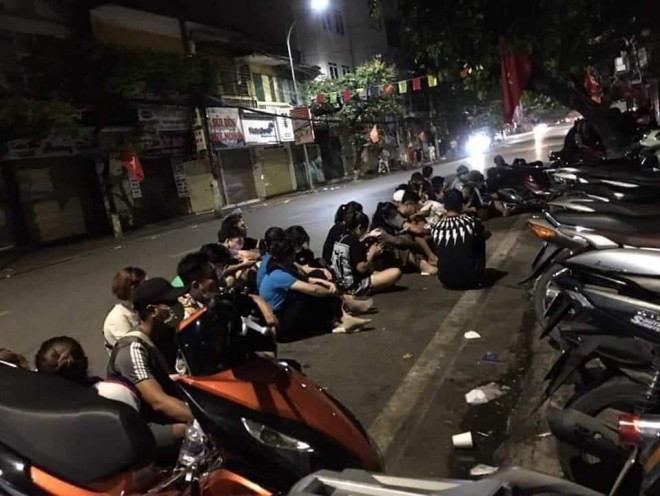 Dòng người ngồi chờ tới lượt mua bánh từ 4 giờ sáng trên phố Cầu Đất