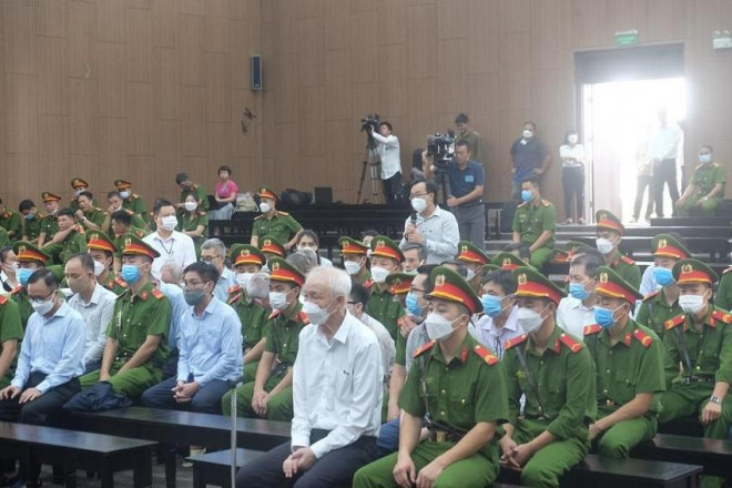 Các bị cáo trong vụ đại án "đất vàng" Bình Dương. Ảnh: UYÊN TRANG