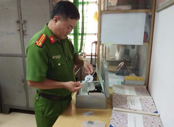 Trung tá, bác sỹ Phạm Quang Ngọc, Phòng Kỹ thuật Hình sự (Công an tỉnh) sử dụng thuần thục các thiết bị giám định pháp y.