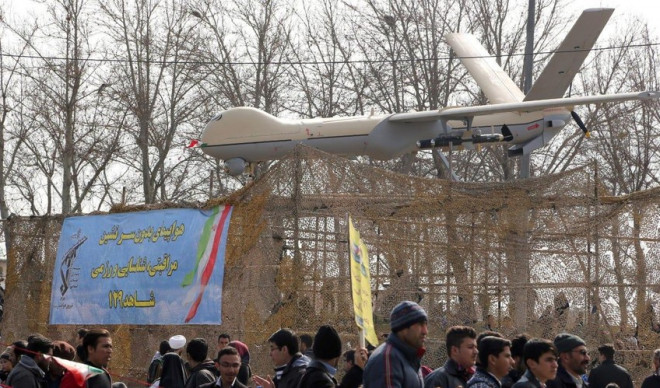 Người dân đi dưới UAV Shahed-129 trong lễ kỷ niệm 37 năm ngày cách mạng Hồi giáo vào ngày 11-2-2016.