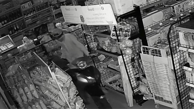 Việc đi chơi dài ngày, nhà không có người trông coi sẽ tạo điều kiện cho trộm cắp tài sản nên người dân cần nâng cao cảnh giác. (Trong ảnh, là kẻ trộm đột nhập nhà dân ở huyện Bình Chánh hôm 9-8). Ảnh chụp từ clip