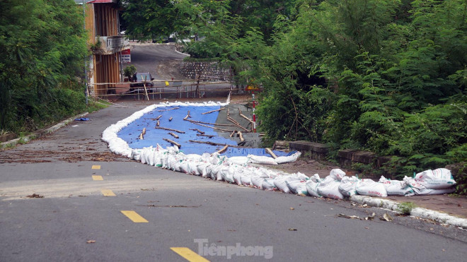UBND thành phố Hải Phòng vừa công bố tình huống khẩn cấp sự cố sạt lở đất núi tại phường Vạn Hương và Ngọc Xuyên (quận Đồ Sơn) do ảnh hưởng bão số 3.