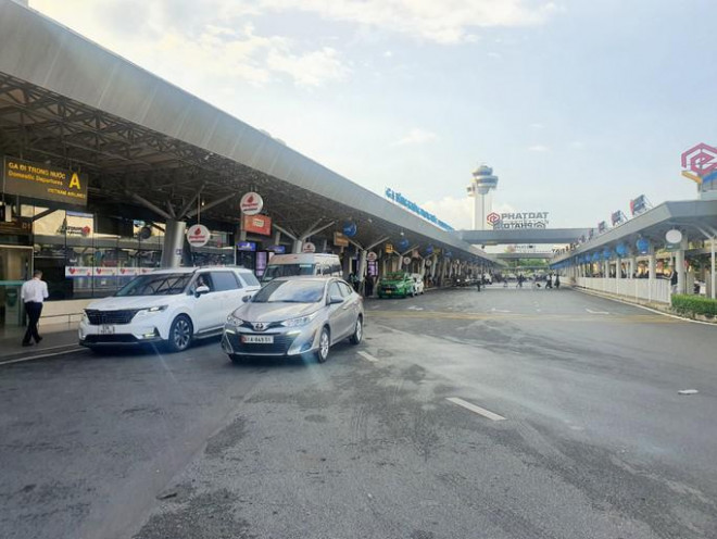 Sân bay Tân Sơn Nhất hiện thiếu bãi đậu xe chờ để taxi, xe công nghệ, xe hợp đồng... đậu và quay vòng nhanh vào sân bay đón khách