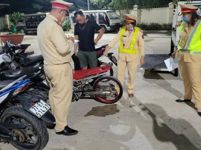 Pháp luật - Cận cảnh CSGT "tóm gọn" nhóm tụ tập đua xe, có 2 lái xe dương tính ma túy
