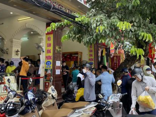 Thị trường - Tiêu dùng - Hải Phòng: Mua bánh trung thu, hết dậy sớm xếp 'lốt' lại tới ẩu đả