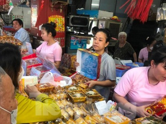 Thị trường - Tiêu dùng - Tranh thủ nghỉ lễ, người dân xếp hàng mua bánh trung thu
