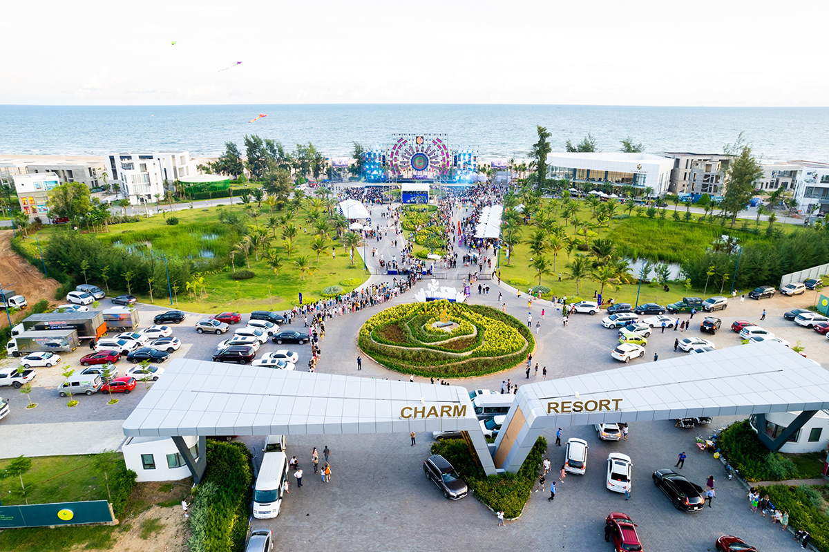 15.000 khán giả “quẩy" cực sung cùng Tóc Tiên, Isaac tại Let's Charm Fest 2022 - 1