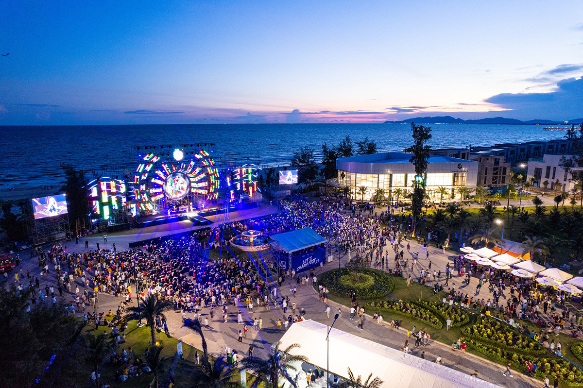 15.000 khán giả “quẩy" cực sung cùng Tóc Tiên, Isaac tại Let's Charm Fest 2022 - 2