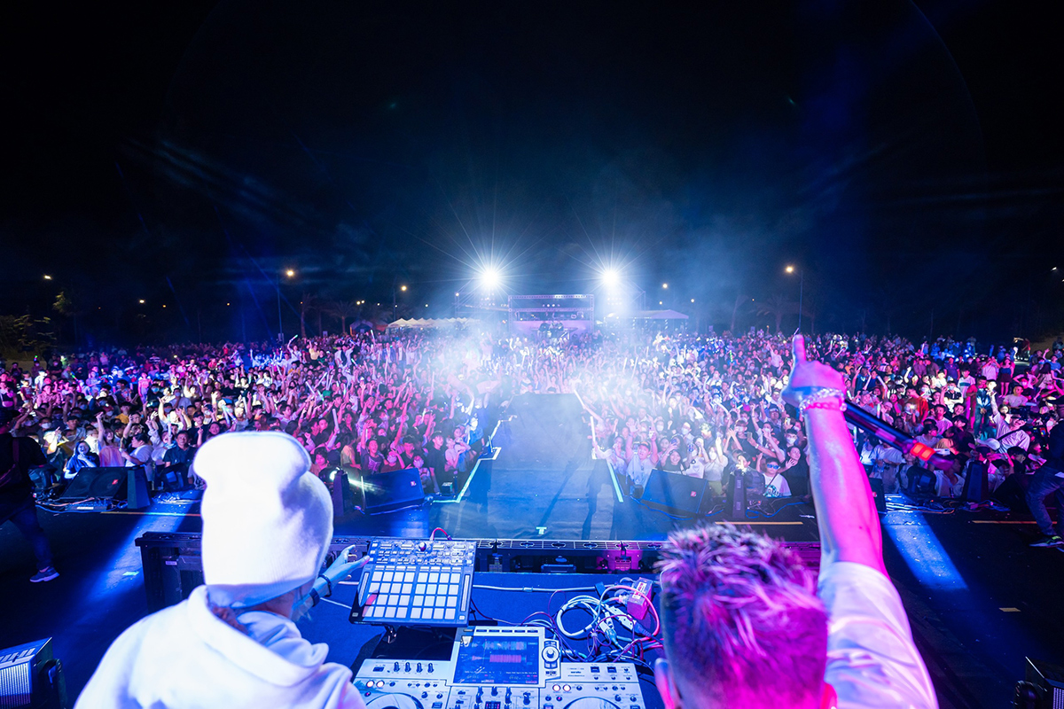 15.000 khán giả “quẩy" cực sung cùng Tóc Tiên, Isaac tại Let's Charm Fest 2022 - 7