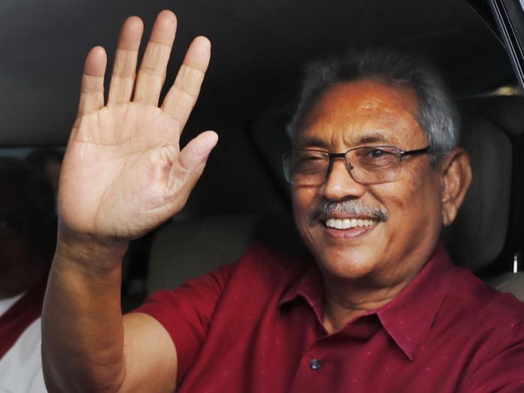 Thế giới - Cựu Tổng thống "tháo chạy" ở Sri Lanka về nước, giới chức tặng hoa chúc mừng