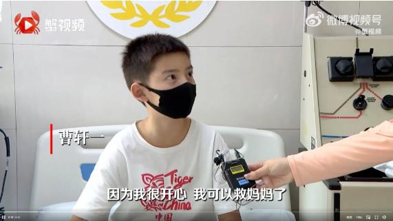 Bé trai 10 tuổi đã dành gần như toàn bộ kỳ nghỉ hè để chuẩn bị cho ca phẫu thuật hiến tủy xương cứu người mẹ bị ung thư máu. Ảnh: Weibo