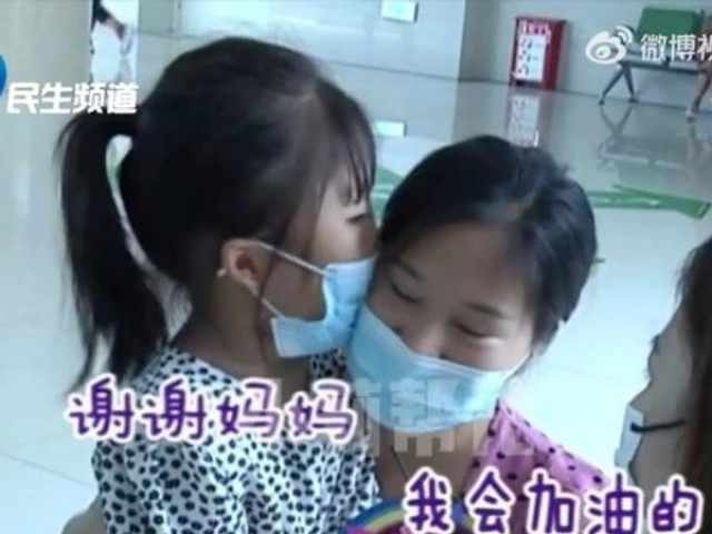 Xúc động trước câu an ủi mẹ của bé gái 5 tuổi không có sống mũi