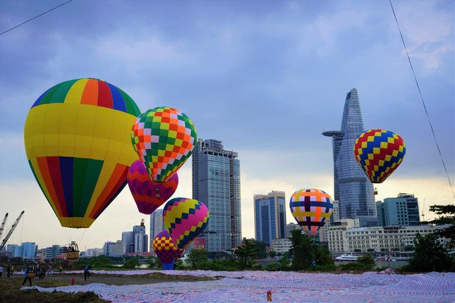 Giới trẻ TP.HCM thích thú ngắm khinh khí cầu rực sắc tung bay trên bầu trời nhân dịp lễ 2/9 - 1