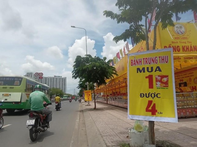 “Năm nay, tình hình kinh doanh bánh trung thu tốt hơn hai năm trước. Chúng tôi cũng tranh thủ giảm giá sớm để bán hết hàng. Điều may mắn là trong thời gian nghỉ lễ nhưng khách hàng vẫn tranh thủ đến mua bánh nên gần như tiệm đã không còn các loại bánh lớn, chỉ còn một ít bánh nhỏ hoặc bánh chay” – chị Thu Trà (kinh doanh bánh trung thu trên đường Kinh Dương Vương, quận 6) nói.